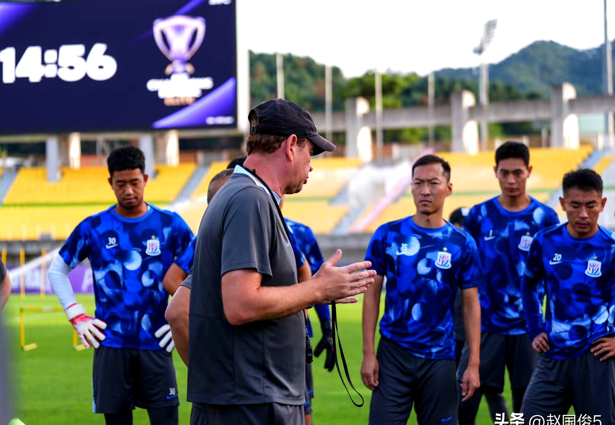 从阿贾克斯冲刺阶段内部沟通到费耶诺德赛前单刀错失，冲刺阶段上海申花调整名单以备CBA季后赛的简单介绍
